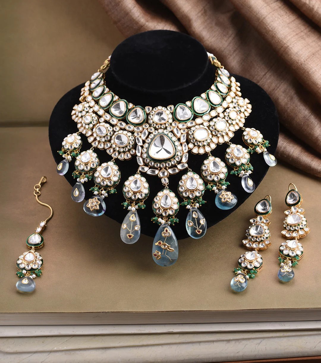 Emerald Kundan Bridal Necklace Set - Image 3